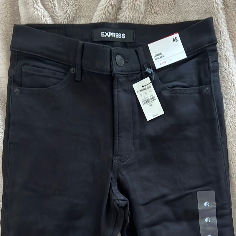 BNWT - Express women’s 4R black high rise legging - stretch - distressed knee